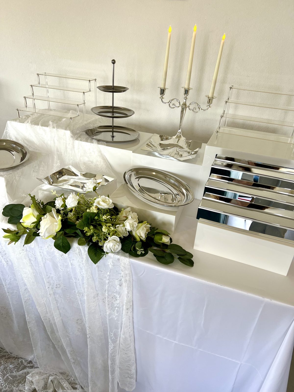 Buffet argenté, dentelle et roses blanches - Présentoir Buffet 31 Toulouse