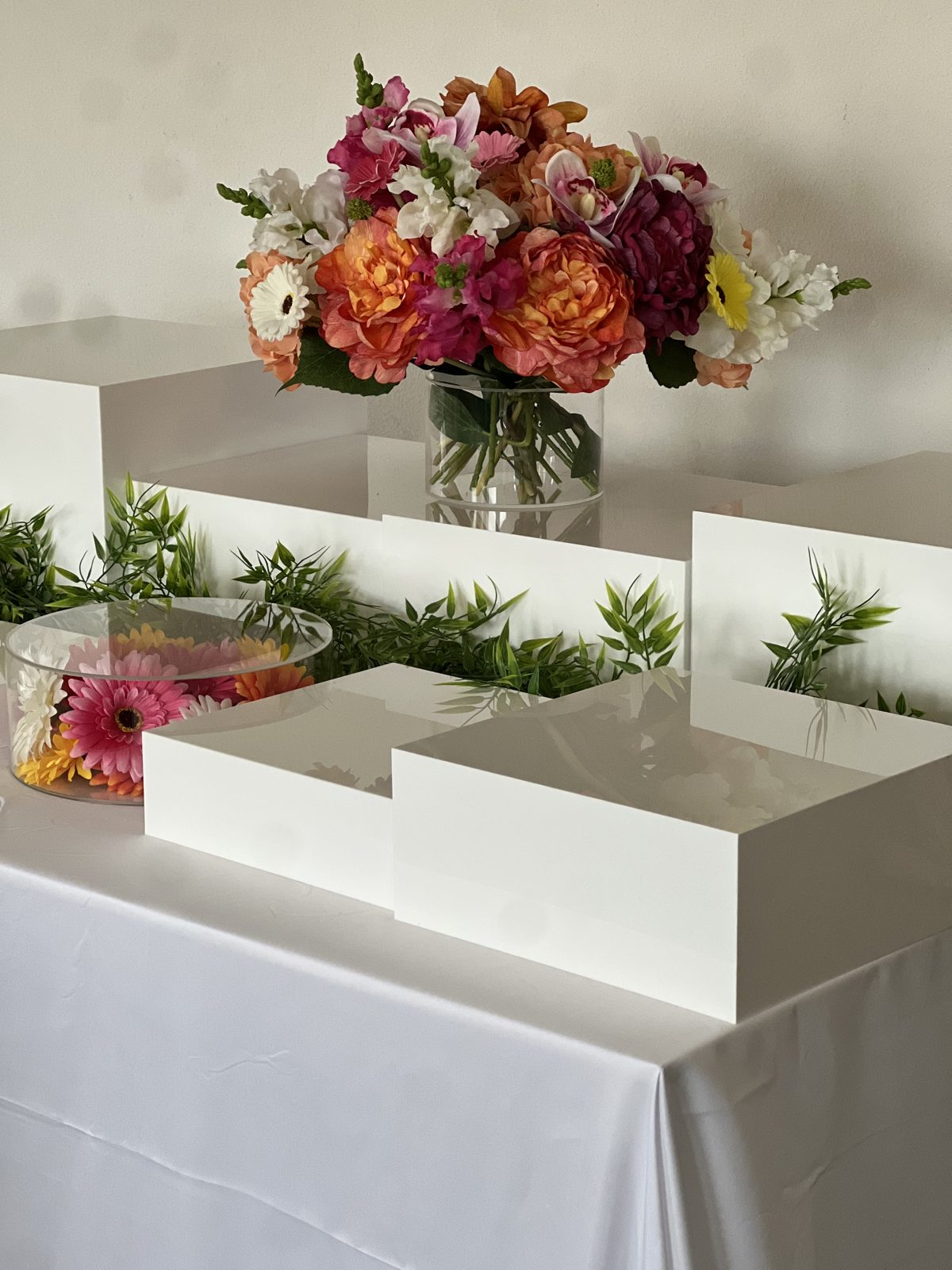 Buffet blanc laqué avec présentoirs et composition florale, scénographie Présentoir Buffet 31 à Toulouse