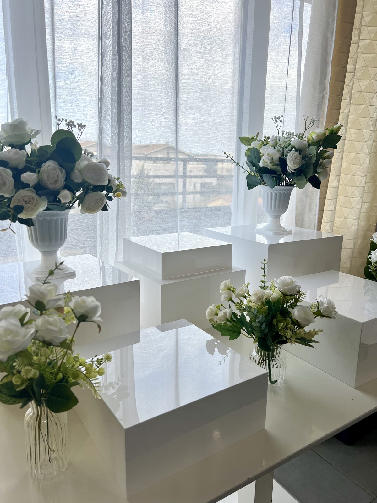 Cubes blanc laqué et bouquets de roses blanches - Présentoir Buffet 31 Toulouse