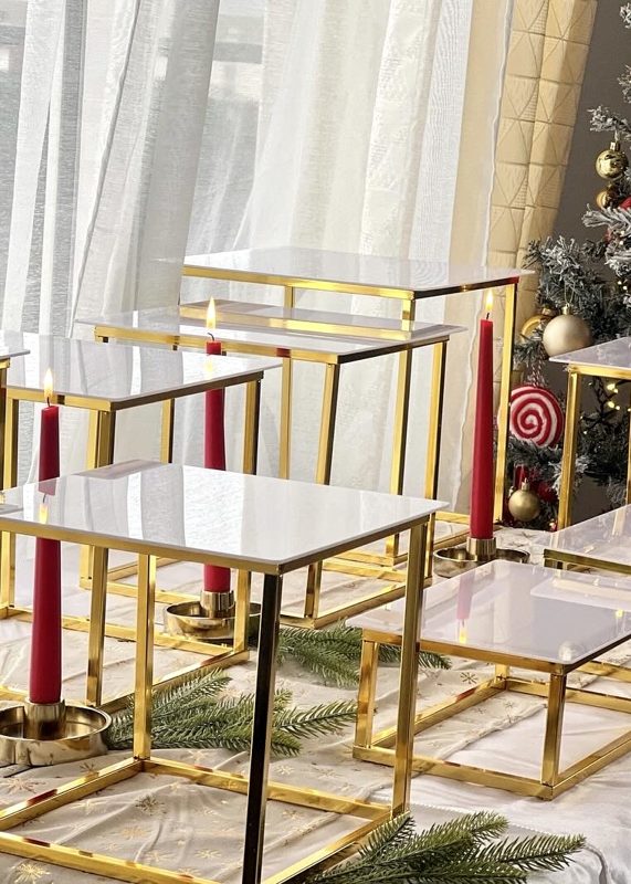 Présentoirs à gâteaux dorés avec pampilles en cristal et plateau miroir