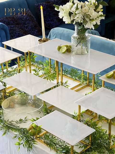 Cubes à structure dorée et fleurs blanches - Présentoir Buffet 31 Toulouse